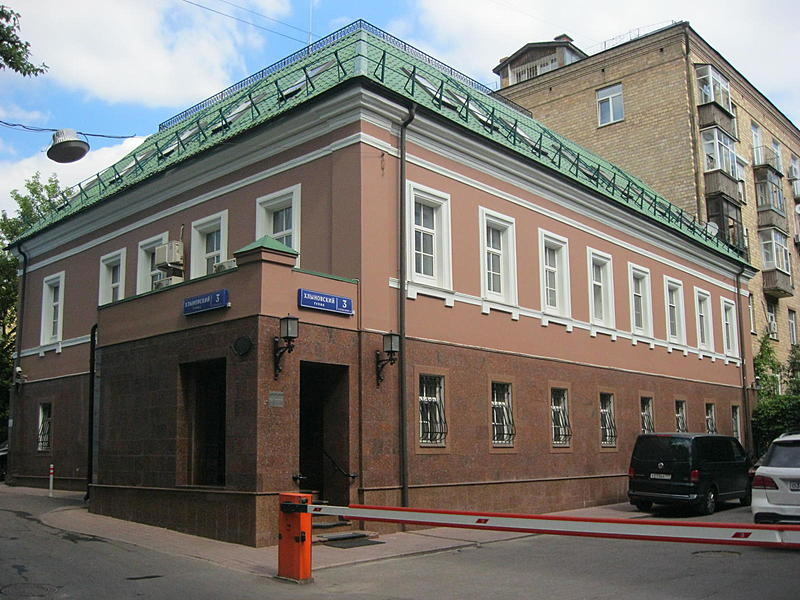 
Предлагаем в аренду офис 77 кв.м на 1 этаже. 
Планировка: кабинет + open space. 
Помещение свободно в начале ноября. 
Административное здание располагается в Пресненском районе Центрального административного округа города Москвы. В пешей доступности расположены станции метро Арбатская и Александ