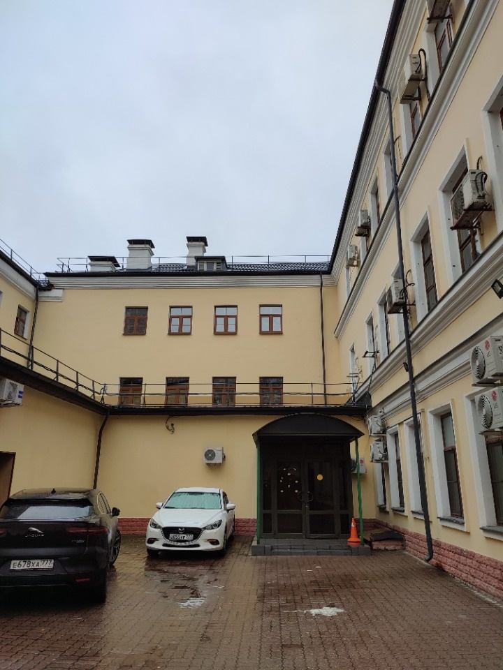 Аренда помещения 227 кв. м. 
Отдельный вход.
2 этаж. 
Возможное назначение: мед.центр, офис.
В каждом кабинете мокрые точки, кондиционеры.
Качественный абсолютно новый ремонт.
Высота потолка 3.10 м.
7 мин от метро Проспект мира или Сухаревская.
В стоимость аренды включены все эксплуатационные и комм