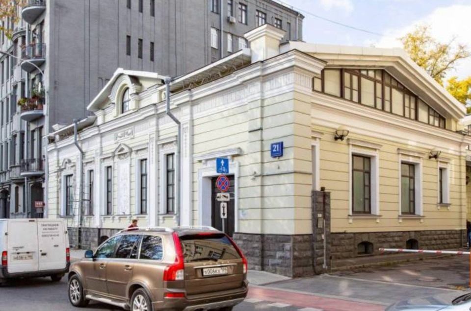 Предлагаем в аренду офисы в особняке в центре Москвы. 

Первая линия бульвара в центре Москвы.

Общая площадь 494 кв.м. 
Второй этаж с лифтом

Пешая доступность до 4-х станций метро - Чистые пруды, Трубная, Тургеневская, Сретенский б-р. занимает 5 минут пешком. 

Собственная наземная парковка на  3-