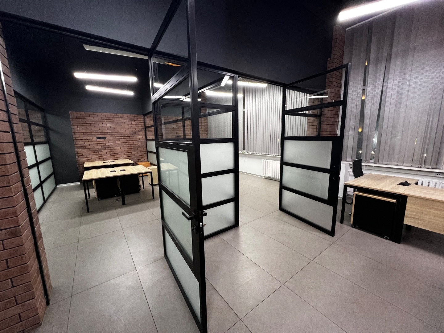 Предлагаем в аренду офис в Бизнес-Центре Магистраль. 
Общая площадь 160 кв.м.
Качественная отделка в стиле ЛОФТ.
Планировка смешанная: опен спейс, кабинеты, переговорная, рецепшен, серверная.
Потолки 4.2 м.
В состав бизнес-центра Магистраль входят два строения, прошедших капитальную реконструк