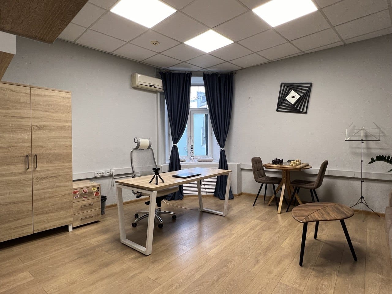 Предлагаем в аренду офис. 

Общая площадь 84 кв.м.
Высота потолков: 3 м.
OPEN SPACE и кабинет. 
4-й этаж.

Доступ 24/7

Кондиционирование, вентиляция офиса - естественная. 

10 мин. пешком от метро Арбатская. 

В стоимость аренды все включено (даже убока). 
275 000 рублей в месяц, с ндс 5%

Предоста