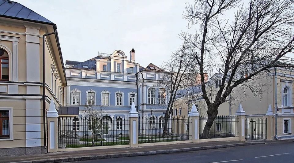 Предлагаем в аренду помещение 116 кв.м. подойдёт под шоурум одежды, салон парикмахерскую, офис.
помещение состоит из места для ожидания с импровизированным садом на 1 этаже и нескольких комнат и санузлом в цоколе. 
Отдельный вход с улицы. 
Планировка кабинетная, санузлы и душевая и кухня.  
Коммунал