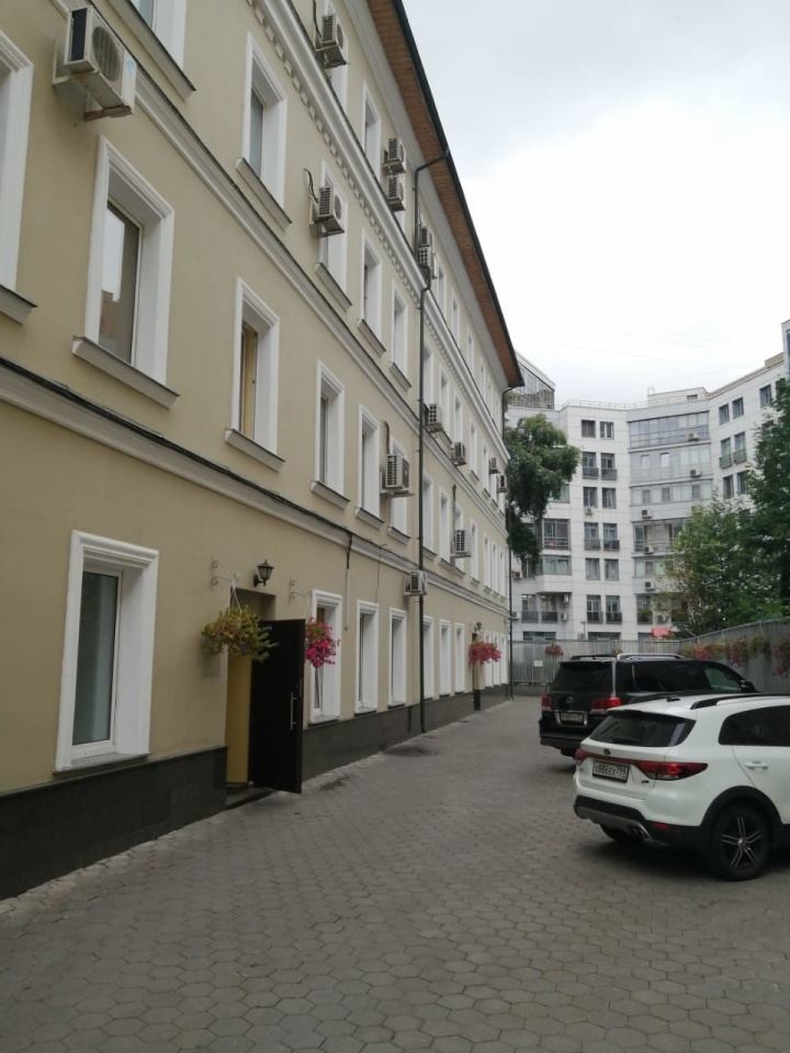 Предлагаем в аренду офисное помещение 100 кв.м. в Бизнес-Центре класса В. 
Планировка - кабинетная (четыре кабинета и зона рецепшен).
3 этаж.
2 минуты пешком от метро Новослободская.
Вход через охрану. 
Состояние помещения: с ремонтом. 
Провайдер: Комстар. 
Техническое оснащение: система вентиляци