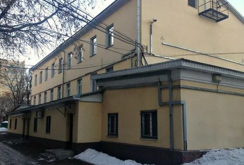 Трехэтажное отдельно стоящее здание.

Арендуемая площадь 938,81 кв.м  с учетом коридорного коэффициента (12%). 
 
Кабинетная планировка. Возможна перепланировка, организация и оформление пространства под задачи вашего бизнеса.

Состояние помещений за выездом арендатора, рабочее. 
Лифт отсутствует.

