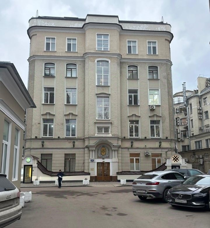 Помещение свободного назначения 158 кв.м.  
Вход со двора
Не требует ремонта. 
Отделка в стиле лофт. 
Планировка: два зала open space и два отдельных санузла. 
Высота потолка 420 см. 
Расположено на 2 этаже нежилой секции дома. 

На первом и третьем этажах расположены офисы и стоматология. 

Наличие
