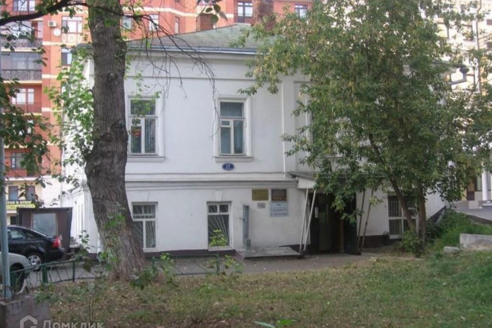 Отдельно стоящий 3-х этажный особняк класса В (после реконструкции), расположен на первой линии домов одного из центральных проспектов города. Престижный торгово-деловой центр Москвы.

Есть готовый проект под реконструкцию на 1 200 квадратных метров . 

В ближайшем окружении сформирована социальная 