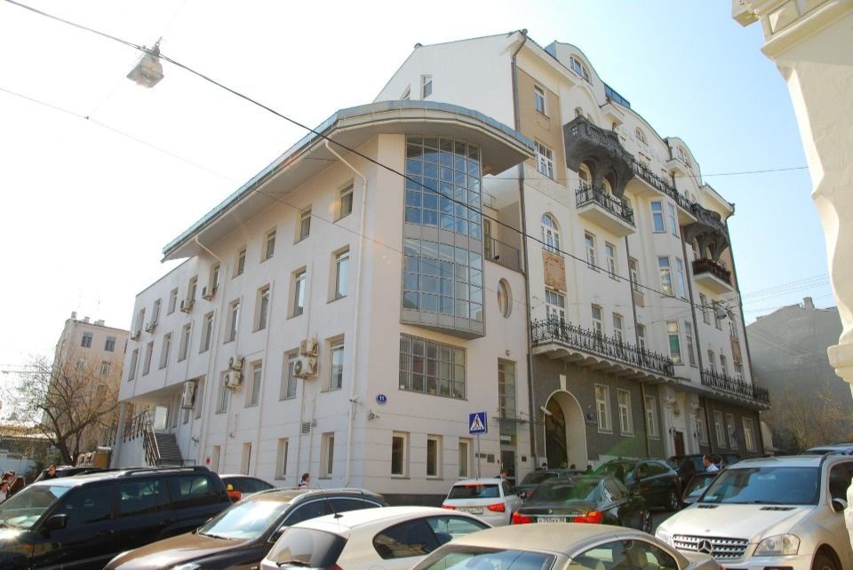 В пешей доступности от м.Кропоткинская в здании особняка предлагается в аренду блок 190 кв.м. (возможна аренда частями от 60 кв.м.) на 2м этаже здания. Отдельный вход.
— Доступ 24/7. Охрана
— Прямая аренда.
— УСН
— Коммунальные платежи оплачиваются отдельно (примерно около 5 т.р. в месяц за блок 60 