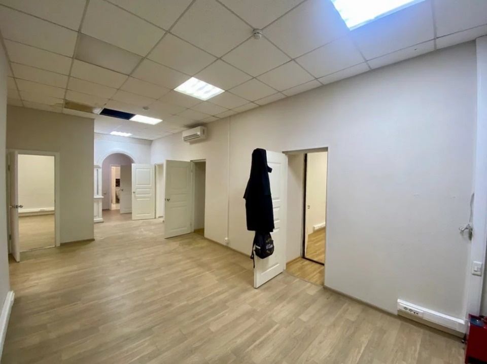 Предлагаем в аренду офисное помещение 159 кв. м. 

1 этаж с отдельным входом, расположено в жилом доме

Планировка кабинетная: семь кабинетов, зона рецепшен, кухня и сан узлы.

Во всех помещениях установлены кондиционеры, имеется помещение под серверную с доп. кондиционером. 

Доступ в помещение: кр