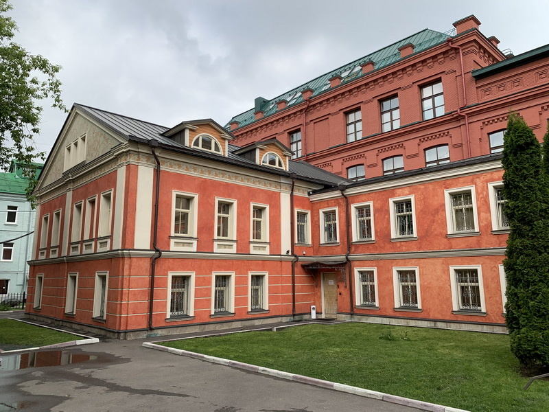 Здание находится на огороженной территории в 450 кв. м . 
Особняк выполнен в красивом архитектурном стиле с качественной  отделкой снаружи и внутри. 
Выполнен дизайнерский ремонт, предусмотрены: VIP-зона  для руководства, переговорная, приемная,  серверная.
Планировка здания смешанная.
Межэтажные пе