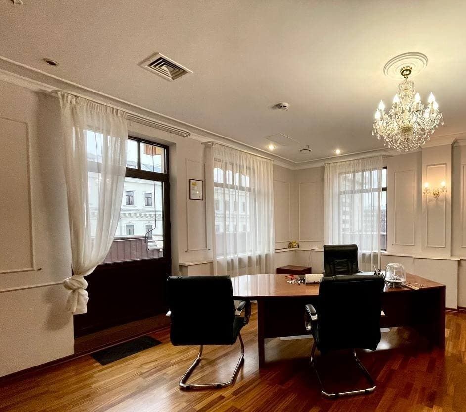 Предлагаем в аренду офис в БЦ класса В+

Общая площадь 1 166,4 кв.м.
Помещение расположено на 4-м этаже . 

Система пожаротушений. 
Кондиционирование  центральное.
Приточно-вытяжная вентиляция. 
Современная система безопасности и контроля доступа в здание, круглосуточная охрана здания. 
Высота потол