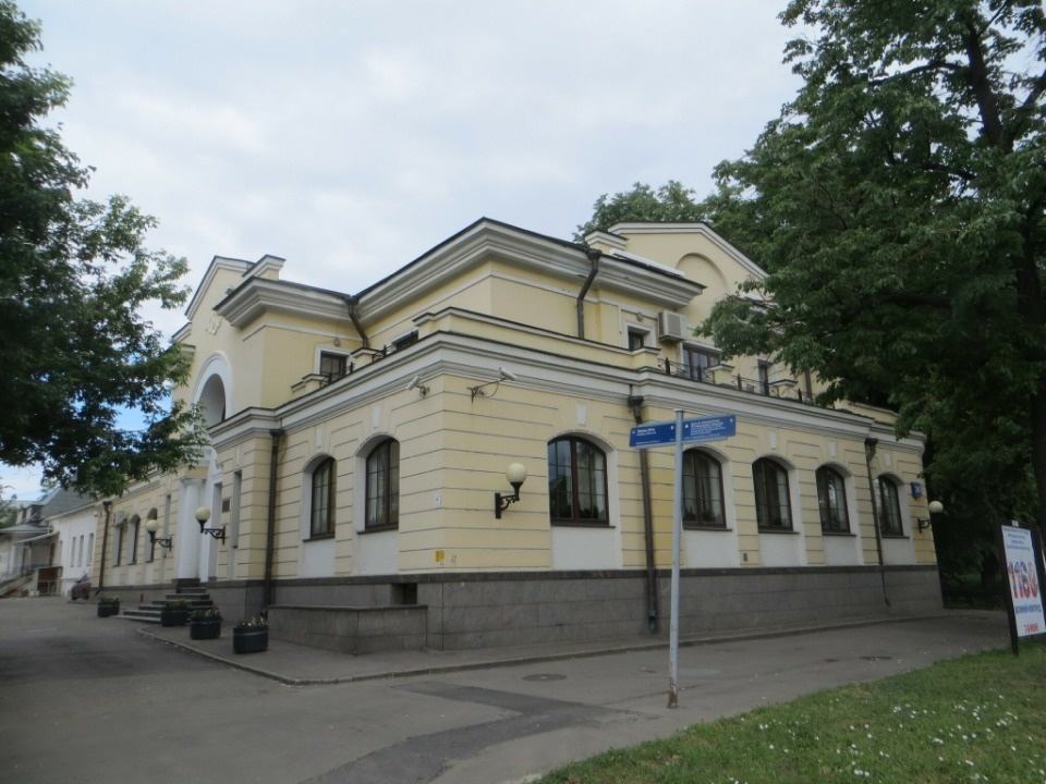 Предлагается в аренду офис общей площадью 550 кв м, на 1 и 2 этажах ОСЗ. 
Высота потолков: 3 м. 
Кабинетная планировка.
Стандартная отделка, 
4 мокрые точки. 
Центральное кондиционирование, вентиляция  - приточная, центральное отопление, спринклерная система пожаротушения. 
Подземная парковка, парко