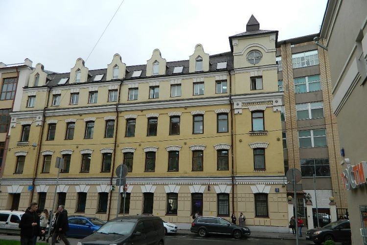 Офисный блок кабинетной планировки, в хорошем состоянии 325 кв.м. 
Состоит из 14 кабинетов. 
Стандартная отделка: потолок гипсокартон/армстронг, обои под покраску, напольное покрытие ламинат/плитка/ковролин. 
Оснащен приточно-вытяжной вентиляцией и системой кондиционирования. 
Ставка включает в себя