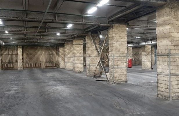 Руслан. Прямая аренда от собственника, склад 1036 кв.м. , 
Тёплый, лифты 3,5 тонны, высота 4,5 м.
Возможно услуги по разгрузке и погрузке товара.
На территории есть столовая, охрана, выезд на мкад, рядом станция Марк. 
Арендная ставка с НДС.