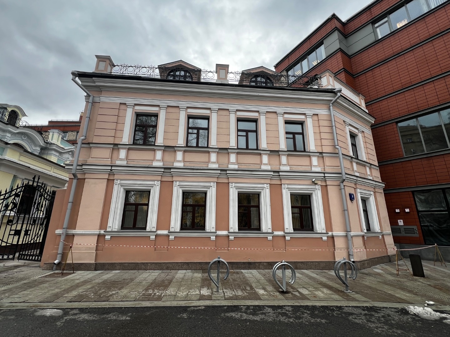 Предлагается в аренду трехэтажный особняк в 3-х мин. ходьбы от м. Новокузнецкая.

Общая площадь 246,3 кв.м.

Планировка: смешанная.
Стандартная офисная отделка.
Современная система кондиционирования.
Приточно-вытяжная вентиляция.

В цену аренды включены: НДС, эксплуатационные расходы, кроме коммун