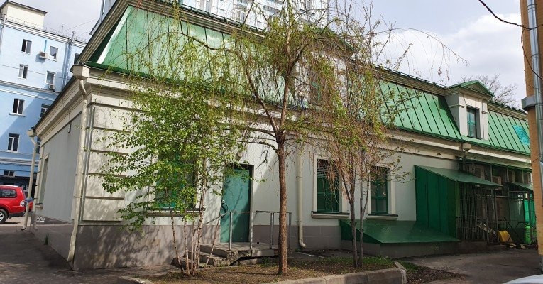 Здание с отдельным входом с Покровского бульвара, 

Площадь здания: 524 кв. м. (подвал, первый этаж и мансарда)

Год ввода в эксплуатацию по завершении реконструкции: 2023 (есть все разрешения)

Не является памятником!

Земельный участок (аренда): 336 кв.м

Вид разрешенного использования: участки ад