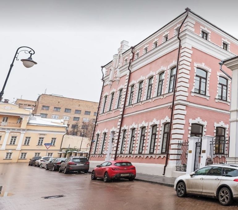 Предлагаем - 36 кв.м на Первом этаже, окна выходят во двор. Центральная система кондиционирования, приточно-вытяжная вентиляция. Цена 36 000 руб. за м.кв. в год, включая НДС, коммунальные платежи, круглосуточная охрана, ежедневная уборка (связь, парковка - отдельно)