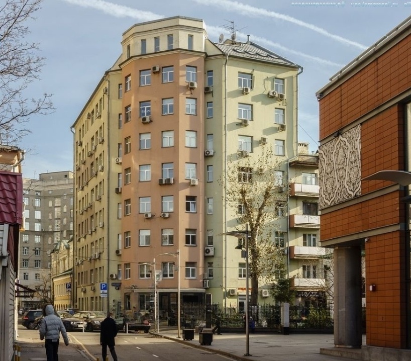 Предлагается в аренду офисный блок площадью 91 кв.м .

Планировка: 4 кабинета,  кухня и  с/у.
В офисе выполнен высококачественный ремонт.

Вентиляция: приточно-вытяжная. 
Кондиционирование: центральное. 
Безопасность: контроль-доступа, круглосуточная охрана, круглосуточный доступ. 
Парковка: наземна