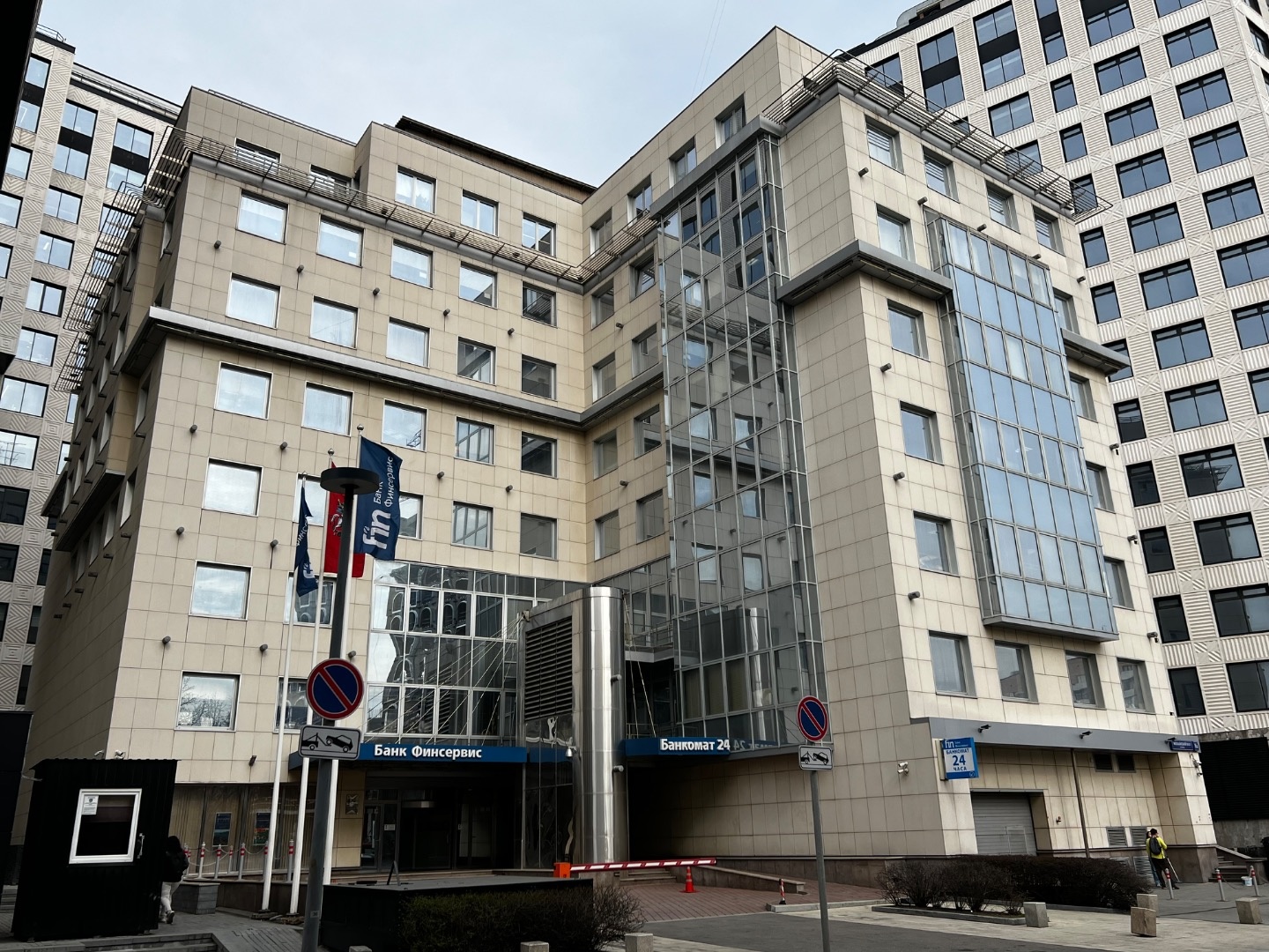 Современный Бизнес-Центр класса А.

Предлагается в аренду офис 565 кв.м. (целиком этаж).
Функциональная планировка, кабинеты, переговорные,  опен сейс, кухни и сан узлы.

Презентабельная входная группа. Мраморные холлы. 
Современные инженерные системы.

Круглосуточная охрана. Видеонаблюдение. Столов