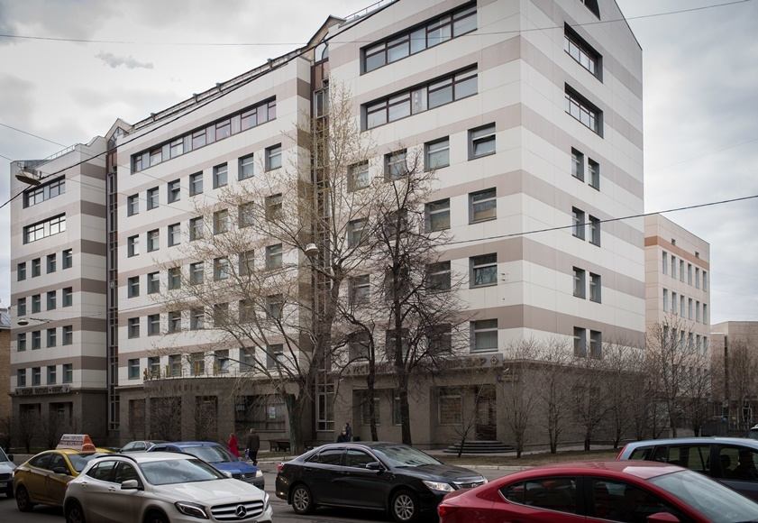 Предлагается в аренду псн 436 кв.м.. 
Помещение оборудовано кабинетами с мокрыми точками, зимний сад. 
Первая линия домов, витринные окна, высокие потолки. 
Электрическая мощность 60 кВт. 
Здание оборудовано системой приточно-вытяжной вентиляции,
охранно-пожарной сигнализацией, видеонаблюдением. 
Оп