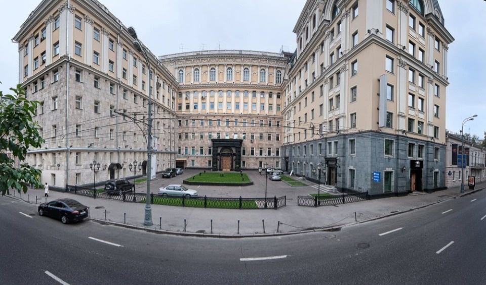 Предлагаем в аренду офисное помещение 600м.кв. в бизнес-центре Тверской 13 класс В+. 
Ставка 42 000р за м2 в год включая НДС
- Сейчас идет ремонт, готово к въезду в октябре/ноябре 2022г
- Смешанная 
- Приточно-вытяжная вентиляция 
- Кондиционирование: центральное 
 
В здании бизнес-центра Тверско
