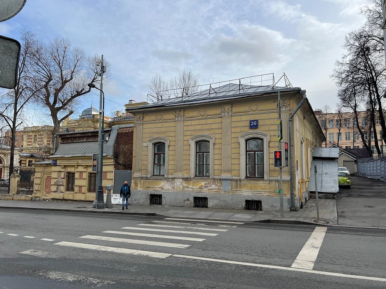 Предлагается в аренду особняк.
Общая площадь 318 м2 
1 этаж, антресоль и подвал
Расположен на перовой линии улицы Новая Басманная. 
Есть парковка за шлагбаумом на 5-6 м/м.