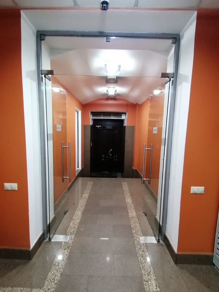 Предлагаем в аренду офисное помещение по адресу:
Потаповский переулок  5,стр. 2.
Офис из кабинетов
132 кв. м.  
3 этаж
Есть лифт.
Арендная ставка 25 000 руб. кв. м. в год.
В стоимость аренды включены НДС, коммунальные и эксплуатационные расходы.
Дополнительно оплачиваются интернет и уборка.
Предоста