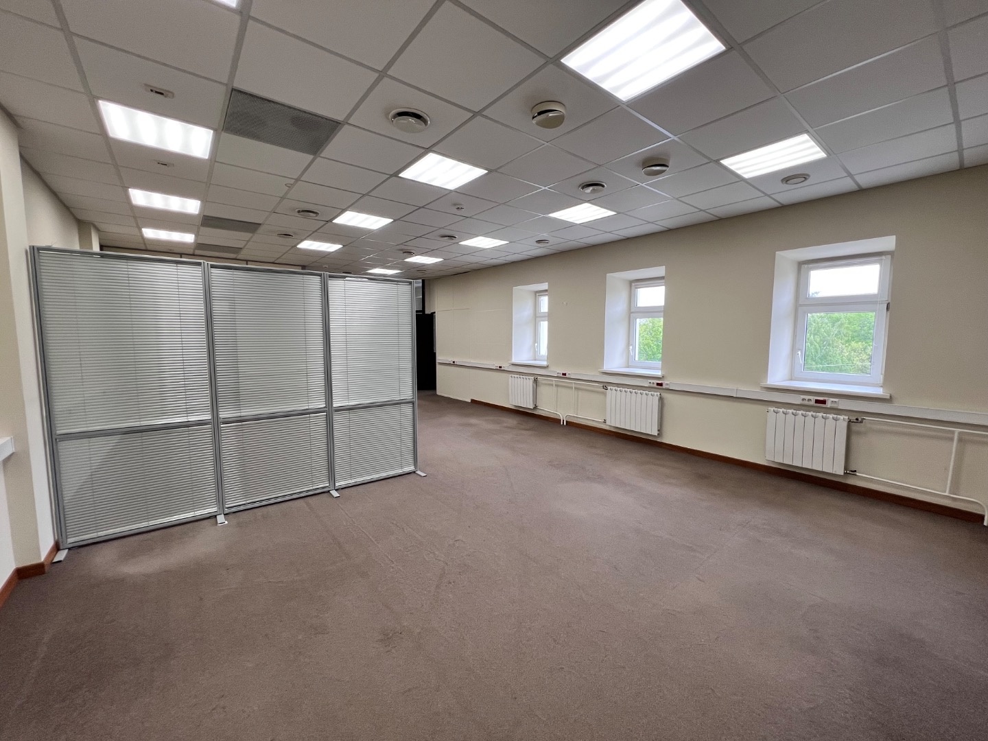 Предлагается в аренду офисный блок на 4-ом этаже с большим количеством окон и красивым видом.

В 7-ми мин. ходьбы от м. «Павелецкая».

Общая площадью 242,3 кв.м.
Планировка кабинеты и два open space.
В помещении выполнен качественный ремонт.

Без лифта

Приточно-вытяжная система вентиляции.
Охрана.
