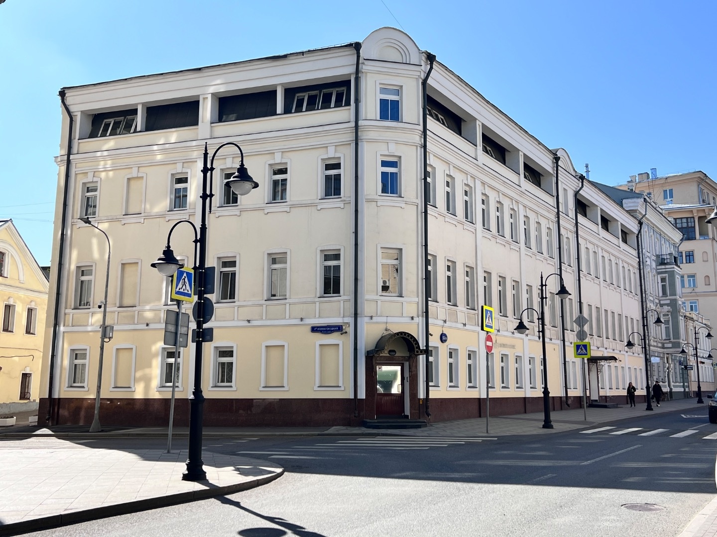 Предлагаем в аренду помещение общей площадью 202 кв.м. 

10 минут пешком от метро Павелецкая. 

1 этаж.
Отдельный вход. 
Планировка: офисные помещения, депозитарий, хранилище, кухня, с/у
Помещение идеально подойдёт для банковской деятельности. 

Ставка аренды  31 000руб/кв.м./год, с НДС, 
Обеспечите