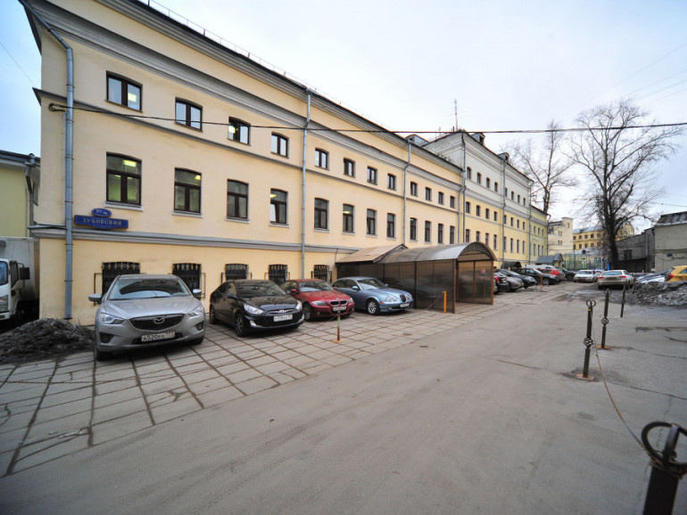 Предлагаем в аренду офисное помещение 220 кв.м..  
4 (мансарда) этаж в особняке 1840 года. 
Планировка: 7 кабинетов, 3 санузла и душевая. 
Стоимость аренды 400.000 рублей в месяц, УСН. 
Кондиционер (сплит).
В ставку включены коммунальные платежи. 
Пропускная система, круглосуточная  охрана.
В стоимо