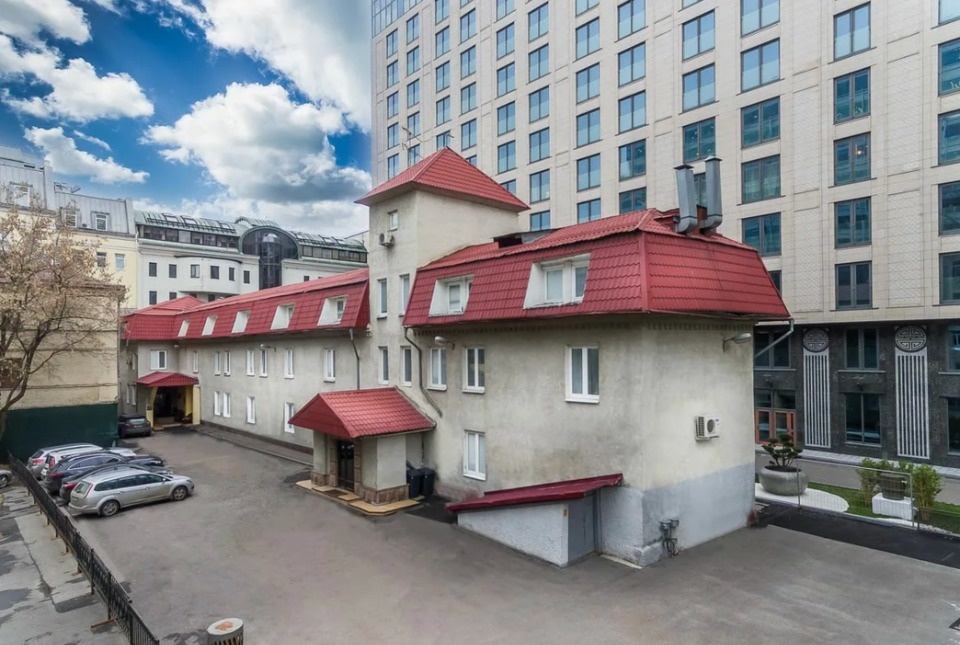 Предлагаем Особняк в аренду 1252 м2, расположен на огороженном земельном участке. Внутренняя отделка выполнена под гостиничную деятельность. 
3 этажа+ подвал.
34 номера.
Здание подключено ко всем центральным городским коммуникациям. Сплит-системы кондиционирования. 
Электрическая мощность 100 кВат
О