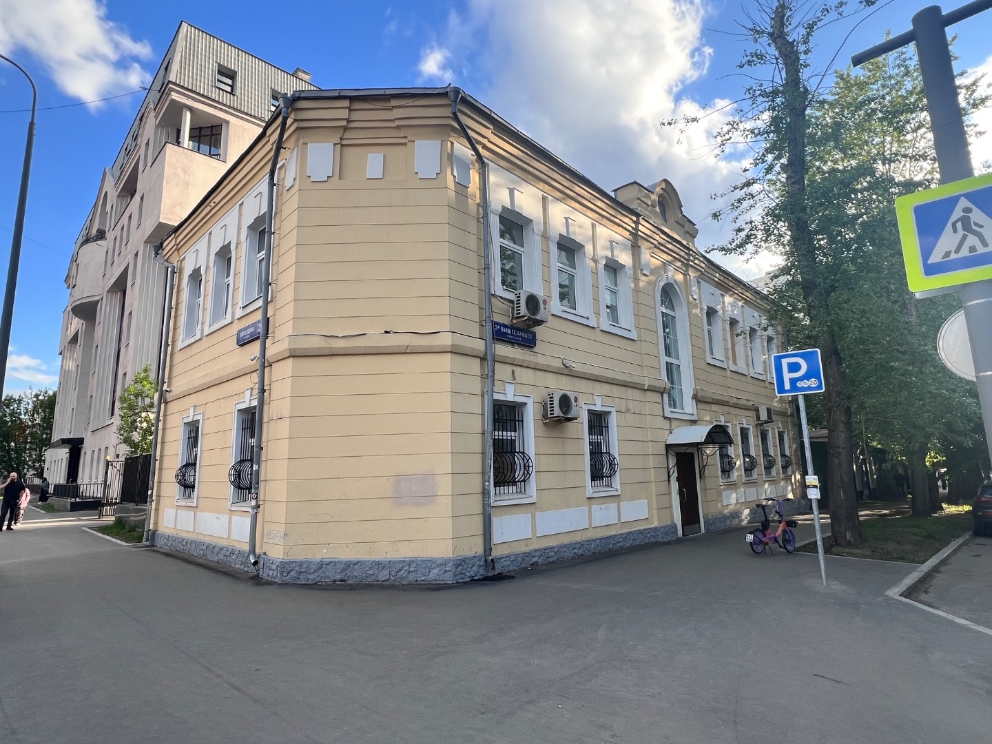 Предлагаю в аренду отдельно стоящее здание на первой линии улицы Образцова.

Доступ в здание 24/7, круглосуточная охрана и видеонаблюдение. 
2 входа - со стороны улицы и со  двора. 

Кабинетная планировка, есть  серверная, кухня, сан узлы на всех этажах. 

Здание оснащено системами  кондиционировани