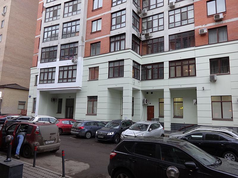 Прямая аренда офиса площадью 216 кв.м. по цене 19000 р кв.м. / год. Помещение находится в рабочем состоянии. Реализуемые площади расположены на 1 этаже, всего в здании 15 этажей, является жилым домом по адресу: Москва, ЦАО, Новослободская улица, д. 11, 2 минуты пешком от метро Новослободская. Быстры