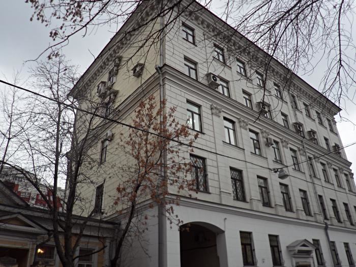 Предлагаем в аренду офисные помещения общей площадью 174 кв.м
Три соседних кабинета.
1 этаж.
73 м2 -опенспейс, 2 кабинета
52 и 49 опенспейс.
 Выполнен стандартный ремонт. 
Помещение готово к въезду. 
Особняк находится в центральном административном округе, район Якиманка – исторический центр Москвы.