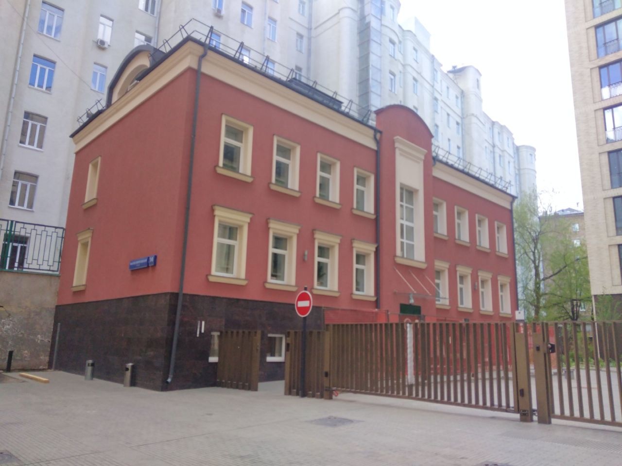 Предлагаем в аренду 

Мансардный этаж.
Общая площадь 145 кв.м. 
Вентиляция  приточно-вытяжная, сплит системы. 
5 кабинетов, с/у.

7 мин. пешком от станции метро Спортивная

Огороженная территория, охрана. 

В сумму включен НДС, уборка
