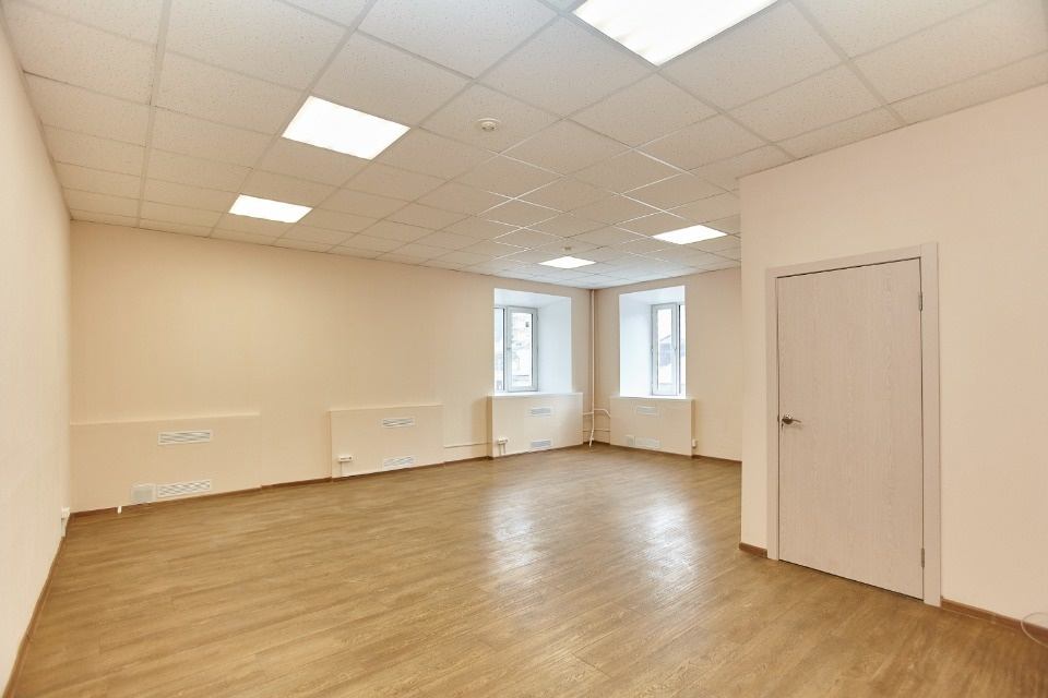 Сдаётся офисный блок площадью 154 кв.м. 
От метро Китай-Город 8 минут пешком 
Собственная, огороженная территория. Круглосуточная охрана, видеонаблюдение.
Доступ 24/7. 
Планировка смешанная: кабинеты, зона ресепшен, кухня, сан.узел.  Установлены кондиционеры, проведен высокоскоростной интернет «Рене