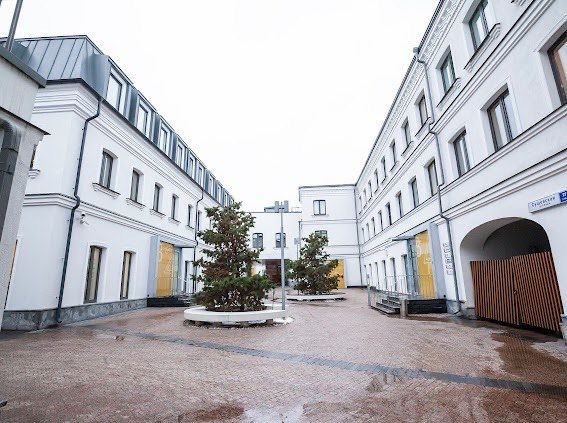 Предлагаем в аренду офис 330 кв.м. в Бизнес Парк «Атмосфера».

Единая территория и концепция размещения строений создают целостность комплекса, подчеркивая, что это не просто несколько строений, а деловой квартал, который находится в центре Москвы. 

Планировка: опен спейс, зона рецепшен, отдельные 