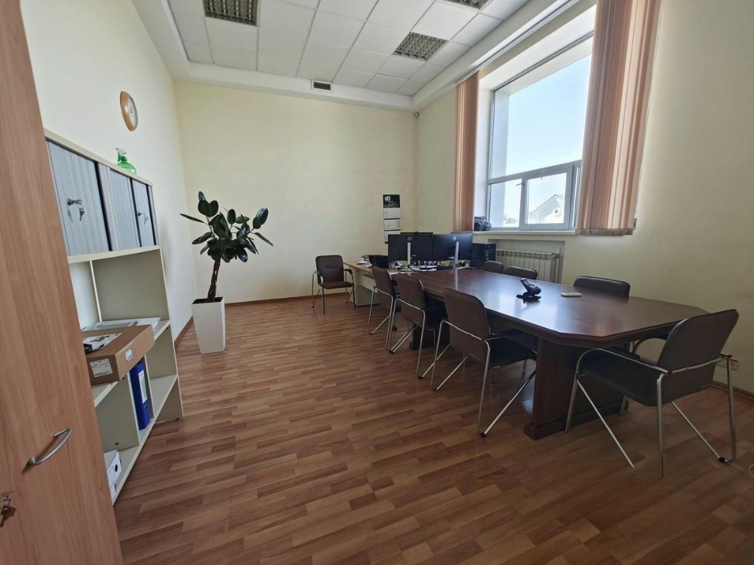 Аренда офисного помещения в Бизнес-Центре класса B+

в 1 мин. пешком от м.Октябрьская

Общая площадь 390 м2,  
Кабинетная планировка:  зона руководителя с комнатой отдыха, персональным с/у и кухней. 
Рецепшен, семь кабинетов, 2 с/у, кухня, мини серверная. 

Предоставляются машиноместа (три м/м по 25