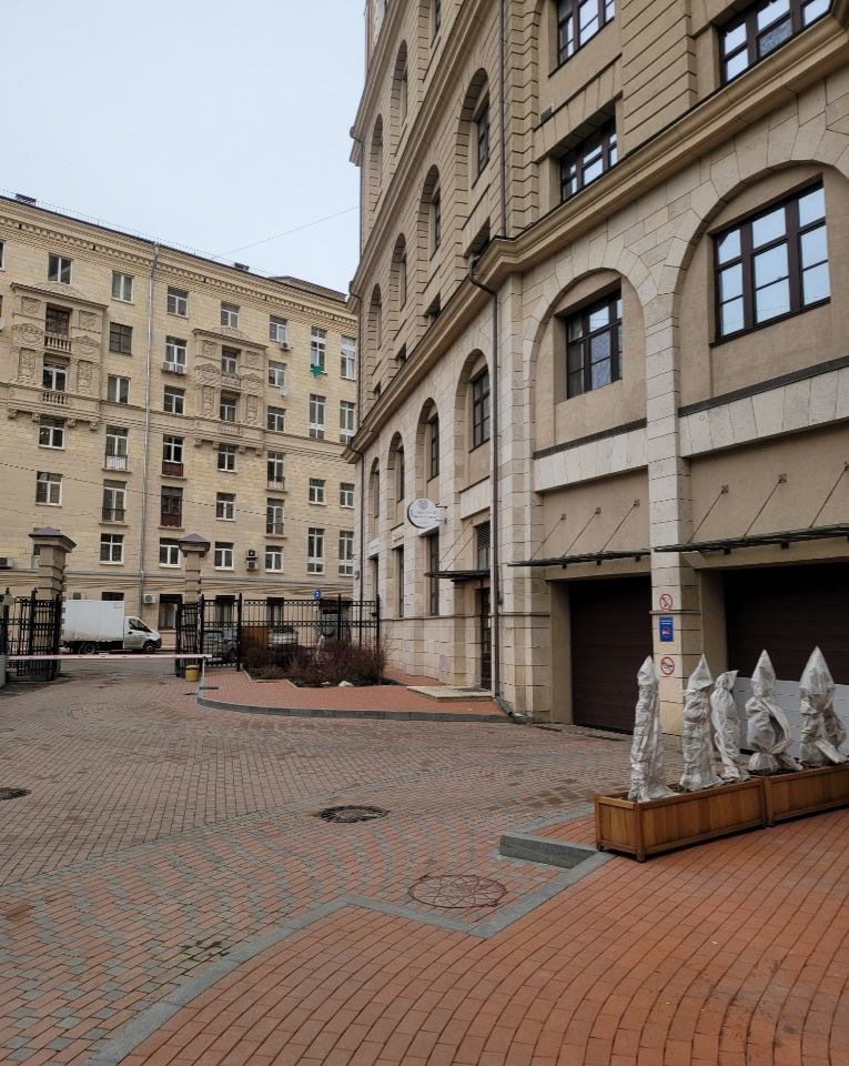 Сдаются помещения под аренду, расположенные на первом этаже 165 кв.м. и 279 кв.м. на цокольном этаже в здании ж.к. «Итальянский квартал».
Есть возможность разделить цоколь, несколько отдельных входов.
Арендная ставка 23 000 руб. за 1 кв.м./год по УСН блок 165 кв.м. и 22 500 руб. за 1 кв.м./год по УС
