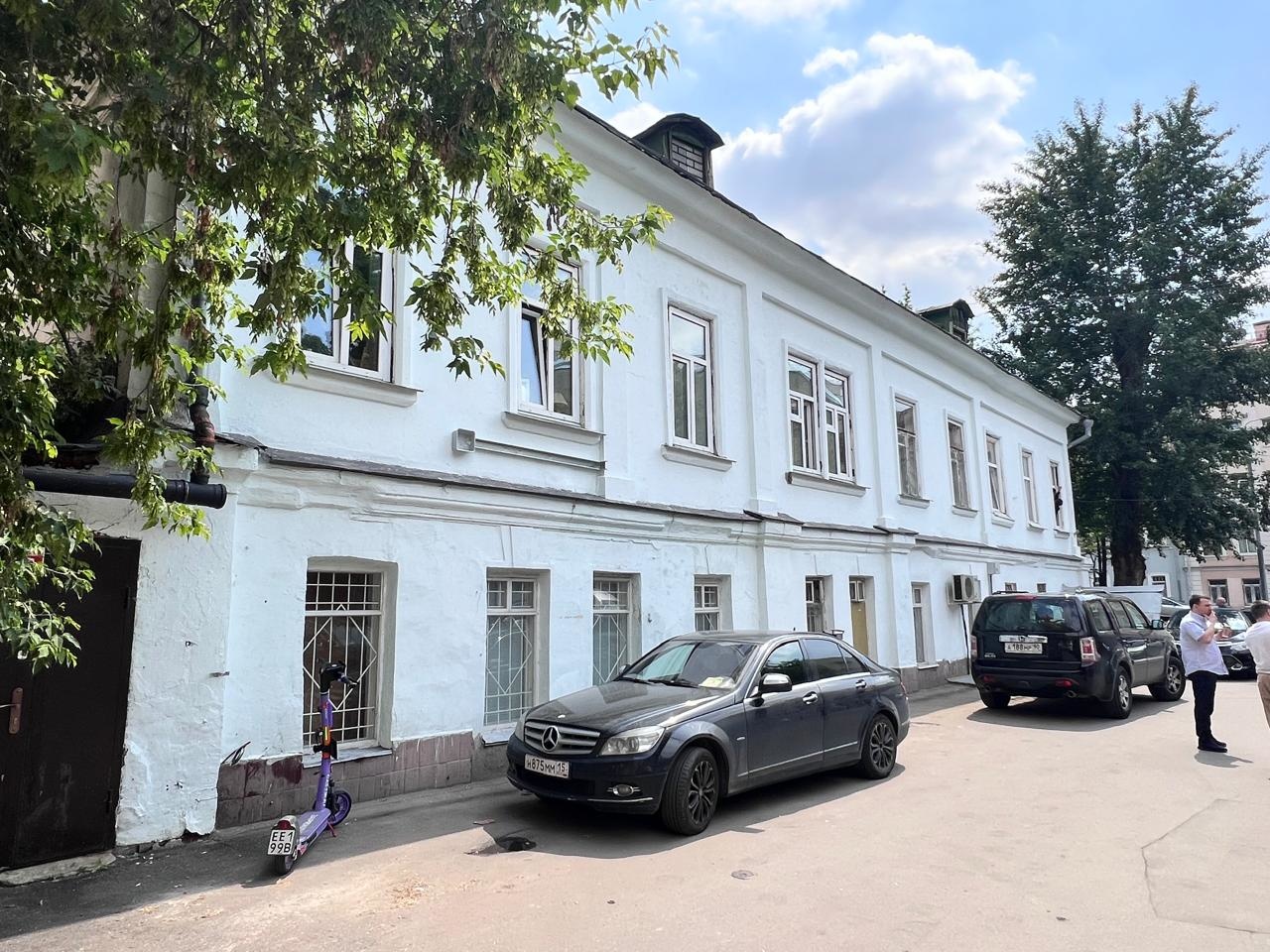 
Отдельно стоящий офисный особняк в престижном деловом центре Москвы

Общая площадь 825 м2 (1100 м² после реконструкции)
2 этажа + мансарда
Год постройки / реконструкции здания 1878 г. / 2012 г.
Электрическая мощность 60 кВт

Имеется готовый проект реконструкции здания на 1 100 квадратных метров 

Р