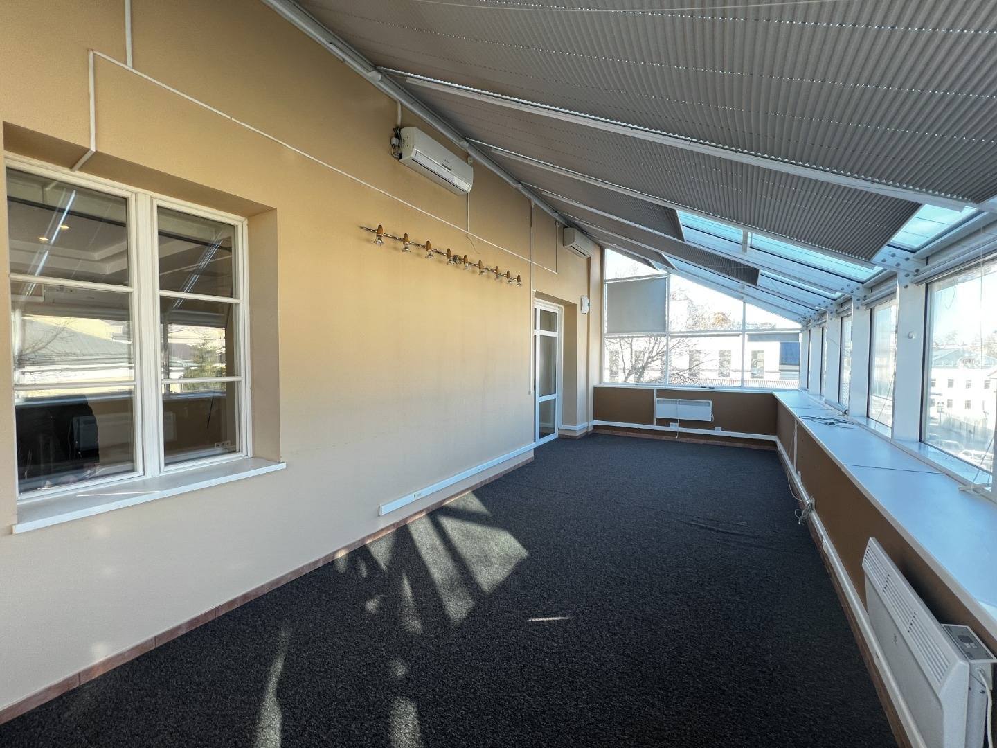 Прямая Аренда от Собственника. 
Представительский особняк.  
Первая линия домов на Ордынке.
Общая площадь 533 кв.м.
Три этажа и подвал. 
С отделкой.
Технические характеристики: 
система охранной сигнализации.
система видео наблюдения.
система оповещения в случае пожара. 
система приточно-вытяжной