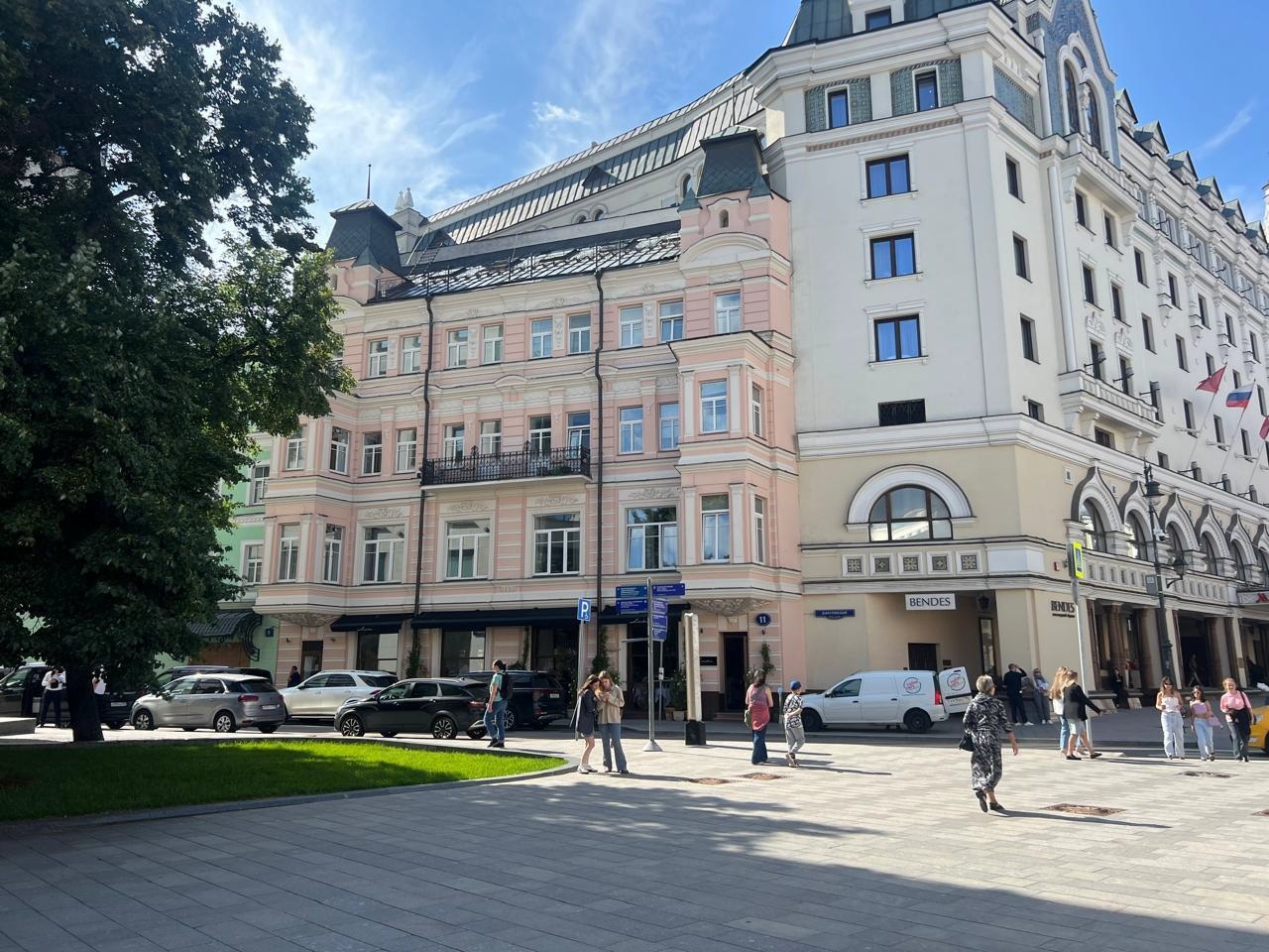 Предлагается в аренду офисное помещение в БЦ класса А.

Общая площадь 164.3 кв.м. 
Презентабельная входная группа.
Планировка: 5 кабинетов, кухня и сан узлы.
5-й этаж.

С отделкой.

Юридический адрес предоставляется.

Стоимость аренды 685 000 рублей в месяц, включая НДС и все коммунальные платежи.