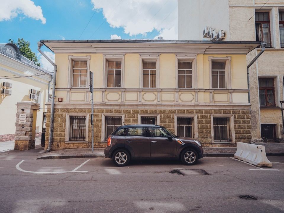 Предлагаем в аренду офис 

Общая площадь 70 кв.м.
Два кабинета.
Высота потолков 3.15 м.

Трехэтажный особняк с верхним мансардным этажом, построенный в 1905 году. 
В 2010 году была произведена полная реконструкция и перепланировка помещений здания, а также замена всех внутренних коммуникаций. 

Здан