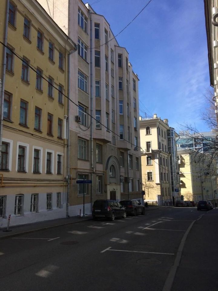Помещение общей площадью 120,5 м2 разбито на открытые и изолированные пространства.
Прихожая—ресепшн — 6 м2;
Переговорная трансформер ( преобразуется в общий зал) — 20;
Мини—кухня — 2;
Изолированная комната по бухгалтерию — 12;
Менеджерская — 12;
Помещение для руководства — 20;
Помещение для персона