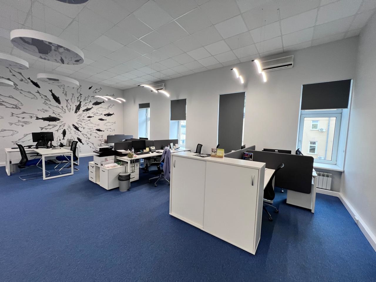 Предлагаем офис в особняке на Волхонке.

Общая площадь 270 кв.м.
Смешанная планировка.
Высокие потолки.
3-й этаж. 

Красивый особняк XIX-века, прошедший реконструкцию в 2011 году, расположен в самом центре Москвы, в историческом месте, напротив Храма Христа Спасителя. 

Особняк имеет огороженную и б