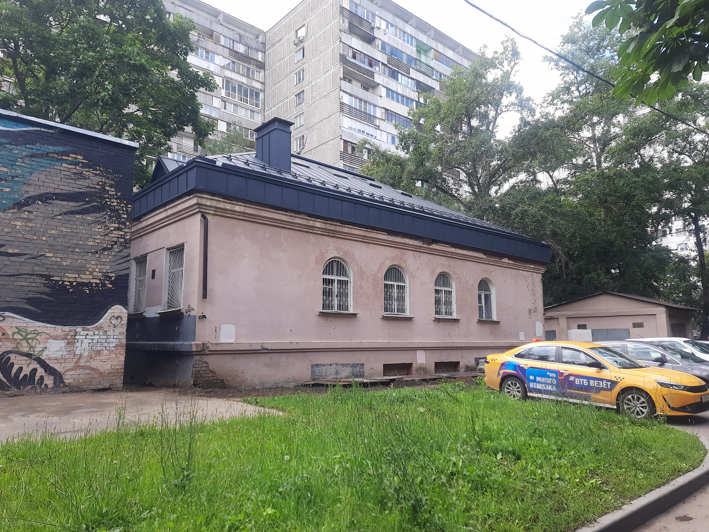 Предлагаем в аренду здание с подвалом 

Общая площадь 275 кв.м.

Пешая доступность от м. Войковская.

В настоящее время в помещении проводится капитальный ремонт.

Мощность 20 кВт. 

Подходит по музыкальную или художественную школу, медицинский центр, ветеринарную клинику, стоматологию, салон красот