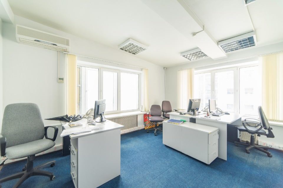 Предлагаем в аренду офис 225.4 кв.м в бизнес центре (класс В).

Офис смешанной планировки: четыре кабинета, опен спейс, переговорная, зоны ресепшн, а также оборудована серверная и кухня.

Бизнес центр удобно расположен на Большом Саввинском переулке и имеет свою охраняемую территорию. 

2 этаж.

На 