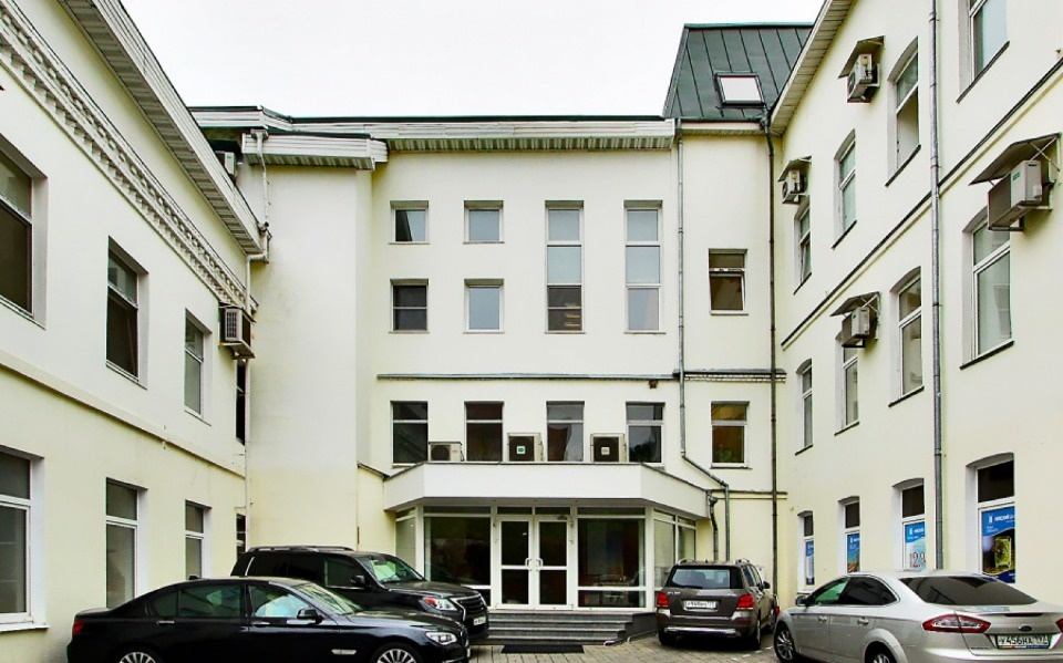 Предлагаем в аренду офисный блок 250 кв.м. 
4 этаж Бизнес Центра.
Планировка кабинетная: зона ресепшен, девять кабинетов, 2 сан узла, кухня. 
Офис в отличном состоянии, готов к работе. Кондиционеры.
От метро Киевская - 15 минут пешком. 
Наземная парковка. 
Доступ в здание  круглосуточный.
Арендная с
