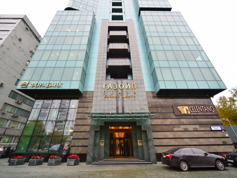 В долгосрочную аренду предлагается офисы с 3-5 этажи в БЦ класса А Gazoil Plaza. 
Общая площадь 4190 кв.м., каждый этаж составляет 1 396 кв.м. 
Высота потолков - 3 метра. 
Смешанная планировка офисного пространства. 
На каждом этаже есть собственные санузлы, кухонная зона и серверная. 
Панорамное 