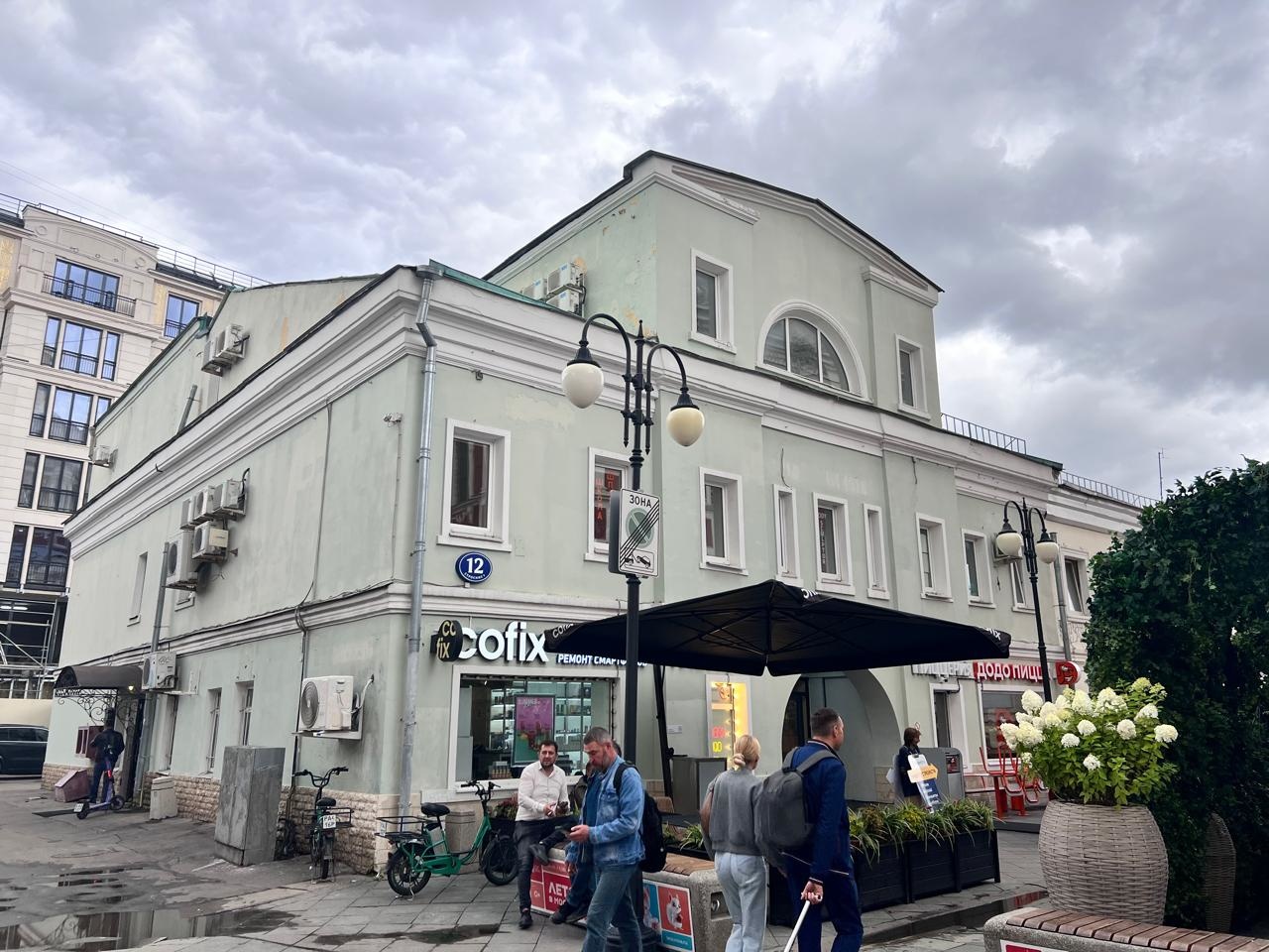 Предлагаем в аренду помещение рядом с м. Третьяковская, м. Новокузнецкая. 

Общая площадь 212,2 кв. м. 
Прекрасный вид из окна. 
Высота потолков 2,20 м. 
Ранее находится медицинский центр, помещение возможно использовать под разный вид деятельности. 
Третий этаж.

Ставка  аренды 41 000,00 руб. кв.м.