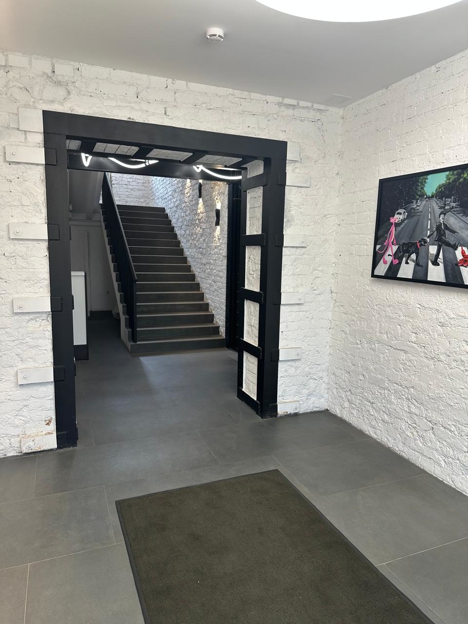 Предлагаем в аренду офис общей площадью 304 кв.м. 
Административное здание в шаговой доступности от метро Белорусская. 
Первая линия домов.  
Второй этаж.
Потолки 3 метра.
Планировка смешанная. 
Вентиляция.
Кондиционирование.
Круглосуточный доступ. Круглосуточная охрана. 
Парковка: наземная 
АРЕ